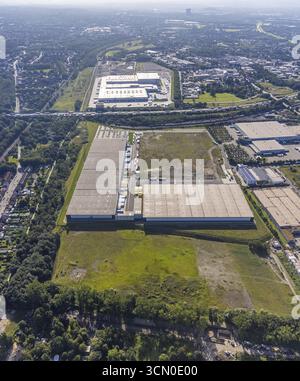 Aus der Vogelperspektive, SEGRO Logistics Park Oberhausen, Edeka Zentrallager Oberhausen und Zeche Sterkrade mit historischem Wendeturm im Hintergrund Stockfoto