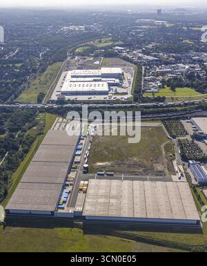 Aus der Vogelperspektive, SEGRO Logistics Park Oberhausen, Edeka Zentrallager Oberhausen und Zeche Sterkrade mit historischem Wendeturm im Hintergrund Stockfoto
