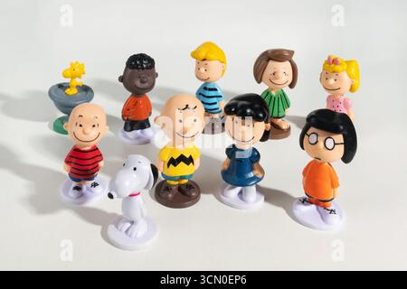 Mailand, Lombardei, Italien – 6. Februar 2025: Gruppe von Peanuts-Figuren, darunter Charlie Brown und Snoopy, auf weißem Hintergrund Stockfoto