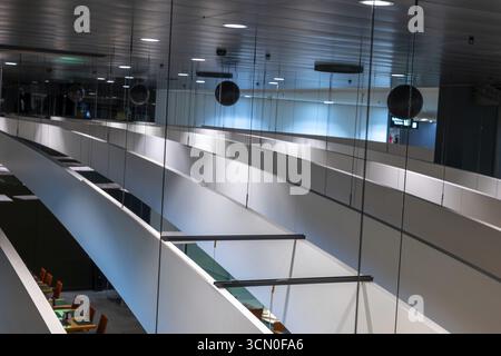 Restaurant und Decke beleuchtet im Flughafen Zürich bei Nacht im Flughafen Kloten, Zürich, Kanton Zürich, Schweiz Stockfoto