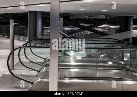 Beleuchteter Flughafen Zürich mit Eskalator bei Nacht im Flughafen Kloten, Zürich, Kanton Zürich, Schweiz Stockfoto
