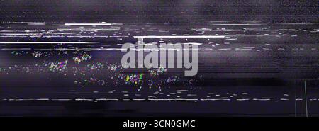 Pixel-Glitchtextur mit digitalem Verzerrungseffekt – horizontale Scanlinien und beschädigte Datenmuster für Retro-Gaming bg. Abstrakte Rauschinterferenz mit chromatischer Aberration für Cyberpunk-Design Stock Vektor