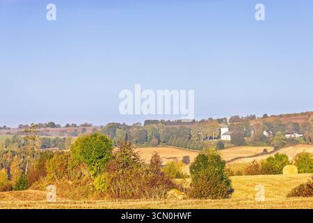 Blick auf eine ländliche Agrarlandschaft mit einer Kirche an einem schönen Herbsttag Stockfoto