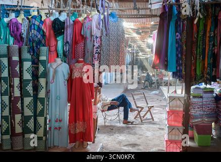 SÜDSUDAN, Bundesstaat Western Bahr el Ghazal, Stadt Wau, Markt, Textilverkäufer / SÜDSUDAN, Wau, Markt Stockfoto