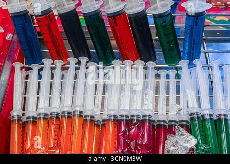 Buntes thailändisches Dessert aus Gelee-Bonbons in Spritzenaufnahmen auf Eis mit verspieltem Design und hellen Tönen. Stockfoto