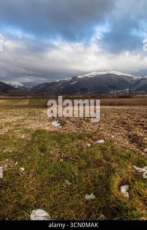 Ackerland vor den Bergen in der Nähe des Appennins in Colfiorito, Italien Stockfoto