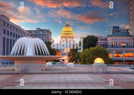 Madison, Wisconsin, USA. Stadtbild der Innenstadt von Madison mit dem Wisconsin State Capitol Building bei schönem Herbstuntergang. Stockfoto