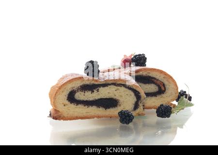 Hefeteiggebäck mit Mohn und Puderzucker, auf weißem Hintergrund. Stockfoto