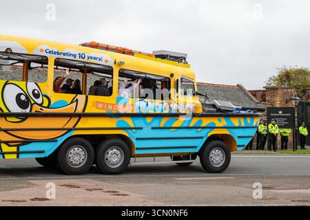 Windsor, Großbritannien. September 2025. Touristen auf einem Amphibienfahrzeug winken Polizeibeamten zu, die sich auf die Abfahrt der First Lady of the United States aus Windsor Castle vorbereiten, am letzten Tag des zweiten Staatsbesuchs von US-Präsident Donald Trump in Großbritannien. Präsident Trump und seine Frau waren in Windsor Castle als Gäste von König Karl III. Und Königin Camilla gewesen. Quelle: Mark Kerrison/Alamy Live News Stockfoto