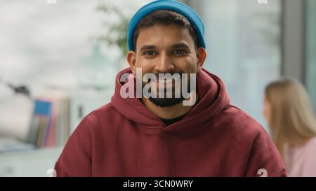 Porträt Arabischer informeller Geschäftsmann indischer männlicher Arbeiter Startup Gründer lächelnd in die Kamera schaut überkreuzte die Hände im Büro lässiger Geschäftsmann Job Stockfoto