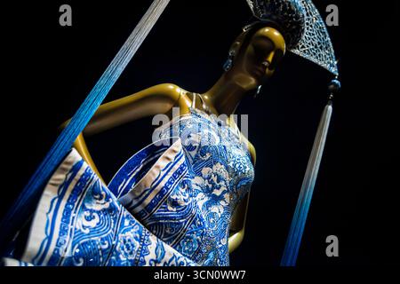 SINGAPUR – Eine Sammlung von Haute Couture-Kleidern, die im „Guo Pei: Chinese Art & Couture“ des Asian Civilisations Museum (ACM) ausgestellt werden. Stockfoto