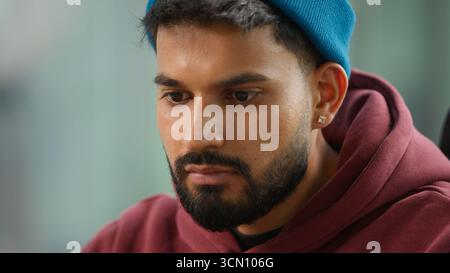 Informell lässig konzentrierter indischer Geschäftsmann Arabischer Geschäftsmann hindu männlicher Arbeiter Kerl im Büro Meeting Denken nachdenklich Tippen Laptop Online Computer Stockfoto