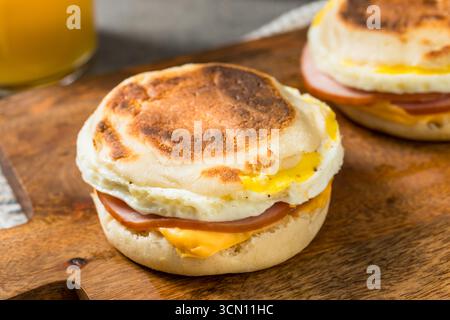 Hausgemachtes englisches Eiermuffin-Sandwich mit Käse und Speck Stockfoto