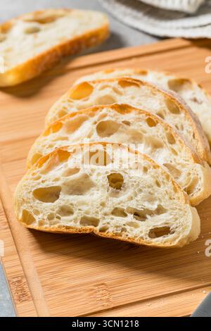 Hausgemachter, knuspriger Ciabatta Brotlaib, verzehrfertig Stockfoto