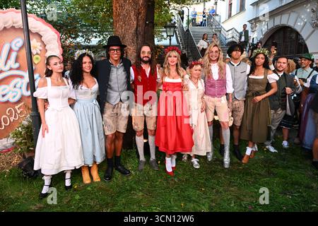 München, Deutschland. September 2025. Leni Klum (l-r), Kayla Betulius, Henry Samuel, Tom Kaulitz, Heidi Klum, Erna Klum, Bill Kaulitz, Johan Samuel und Lou Klum stehen vor dem roten Teppich von Heidi Klums Heidifest im Hofbräuhaus. Quelle: Felix Hörhager/dpa/Alamy Live News Stockfoto