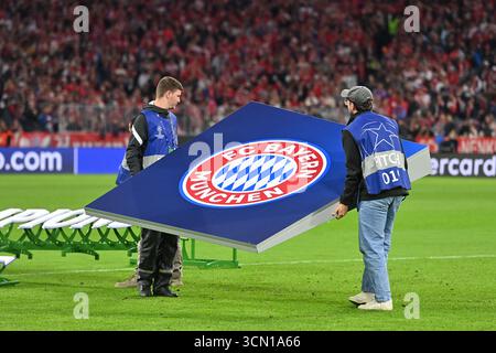 München, Deutschland. September 2025. Randmotiv: FC Bayern Vereinswappen. Das Vereinslogo wird vor dem Start auf dem Spielfeld getragen. Champions League, Saison 2025/26, Spieltag 1. FC Bayern München gegen Chelsea 3-1 am 17. September 2025 in der Allianz Arena. Quelle: dpa/Alamy Live News Stockfoto