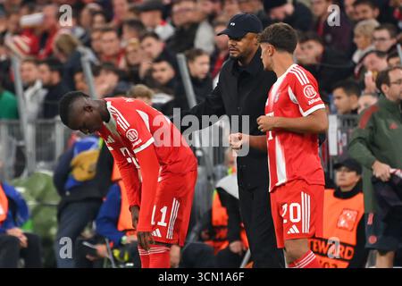 München, Deutschland. September 2025. Trainer Vincent KOMPANY (FC Bayern München) mit Nicolas JACKSON (FC Bayern München) und Tom BISCHOF (FC Bayern München), bevor er ersetzt wurde. Champions League, Saison 2025/26, Spieltag 1. FC Bayern München - FC Chelsea 3-1 am 17. September 2025, ALLIANZARENA. Quelle: dpa/Alamy Live News Stockfoto