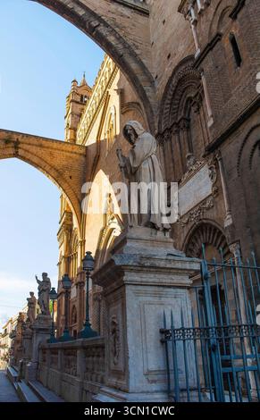 Statuen der Heiligen Joseph, Peter, Paul und Franziskus vor der Westfassade der Kathedrale von Palermo, Italien. Ein Bogen überspannt die Straße über ihnen Stockfoto