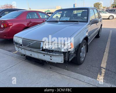 Silberne Volvo-Limousine mit fehlender Abdeckung des vorderen Stoßfängers, die die innere Crashbar freigibt, die auf einem Außenparkplatz in Ontario, Kanada, geparkt wurde. Stockfoto