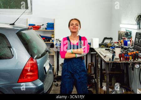 Porträt einer selbstbewussten Automechanikerin in der Autowerkstatt Stockfoto
