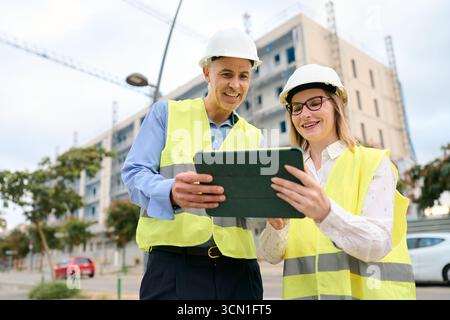 Ingenieure, die Tablets vor Ort planen Stockfoto