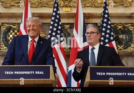 ELLESBOROUGH, ENGLAND, Vereinigtes Königreich - 18. September 2025 - der britische Premierminister Sir Keir Starmer mit US-Präsident Donald Trump während einer Pressekonferenz im offiziellen Landsitz des Premierministers in Chequers in Buckinghamshire, England, Vereinigtes Königreich während eines Staatsbesuchs des Premierministers und König Charles III. - Foto: Geopix/No. 10/Lauren Hurley Stockfoto