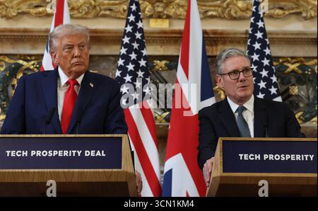 ELLESBOROUGH, ENGLAND, Vereinigtes Königreich - 18. September 2025 - der britische Premierminister Sir Keir Starmer mit US-Präsident Donald Trump während einer Pressekonferenz im offiziellen Landsitz des Premierministers in Chequers in Buckinghamshire, England, Vereinigtes Königreich während eines Staatsbesuchs des Premierministers und König Charles III. - Foto: Geopix/No. 10/Lauren Hurley Stockfoto