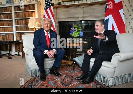 Der britische Premierminister Keir Starmer begrüßt US-Präsident Donald Trump am Donnerstag, dem 18. September 2025, in Chequers in Aylesbury, Zentralengland, am zweiten Tag des zweiten Staatsbesuchs des US-Präsidenten. Foto: Britische Botschaft Washington/ Credit: UPI/Alamy Live News Stockfoto