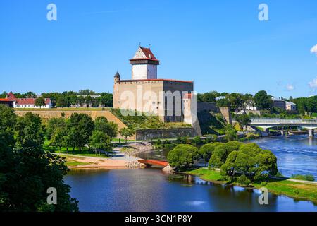 Luftaufnahme der Burg Hermann alias Narva Festung in der estnischen Stadt Narva im Baltikum Stockfoto