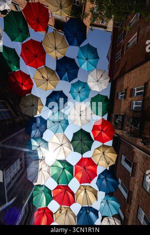 Farbenfrohe Regenschirme hängen über einer Straße im Viertel Petit-Champlain von Quebec City, Kanada. Stockfoto