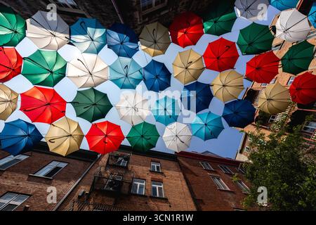 Farbenfrohe Regenschirme hängen über einer Straße im Viertel Petit-Champlain von Quebec City, Kanada. Stockfoto