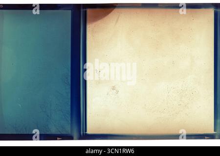 Grungy-farbiger 120-mm-Negativfilm isoliert auf weißem Hintergrund. Filmmaterial im mittleren Format auf weißem Hintergrund, Platzhalter für Retro-Fotos. Stockfoto