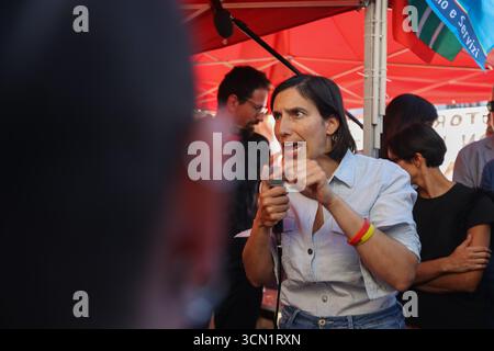 Bologna, Italien. September 2025. Elly Schelin incontra i lavoratori di yoox a Bologna interporto, Italia 18 Set 2025 ( Foto Guido Calamosca/LaPresse) Elly Schelin trifft Yoox-Arbeiter bei Bologna Interporto, Italien, 18. September 2025 (Foto: Guido Calamosca/LaPresse) Credit: LaPresse/Alamy Live News Stockfoto