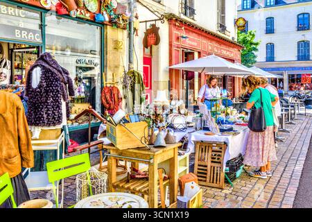 BRIC eine Ausstellung von Gebrauchtgegenständen außerhalb des Ladens in der Rue de Chateauneuf, die alles für das Haus verkauft - Tours, Indre-et-Loire (37), Frankreich. Stockfoto