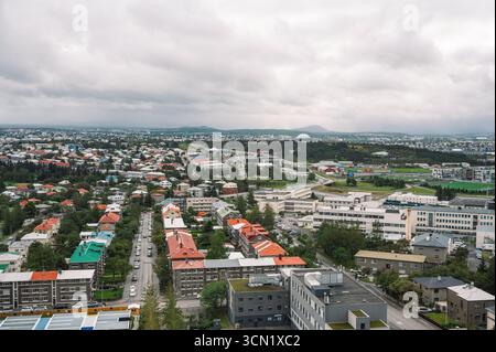 Panoramablick auf Reykjavik von der Spitze der Hallgrimskirka Kirche in Island Stockfoto