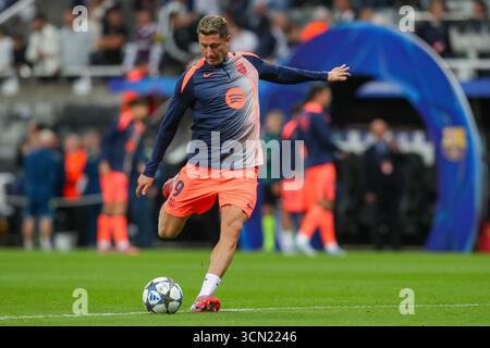 Newcastle, Großbritannien. September 2025. Robert Lewandowski aus Barcelona macht sich am 17. September 2025 im St.James' Park in Newcastle, Newcastle, United Kingdom beim Spiel Newcastle United FC gegen den FC Barcelona Champions League auf den ersten Platz aufmerksam. Credit: Lee Keuneke/Every Second Media Credit: Every Second Media/Alamy Live News Stockfoto