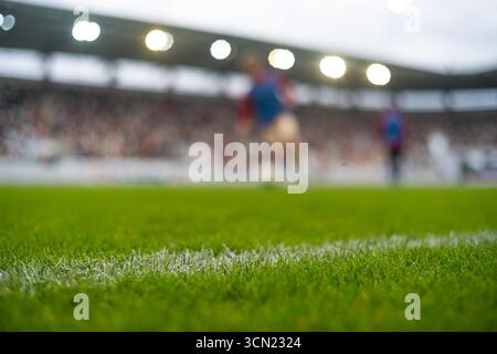 Weiße Linie auf dem Fußballfeld im Hintergrund Stockfoto