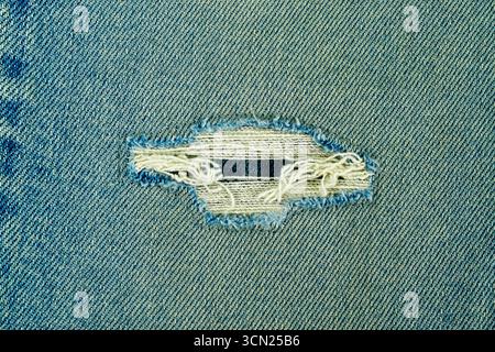 Strukturierter Denim-Hintergrund mit zerrissener Jeans Stockfoto