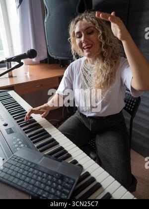 Kaukasische Frau unterrichtet Online-Musikunterricht. Stockfoto