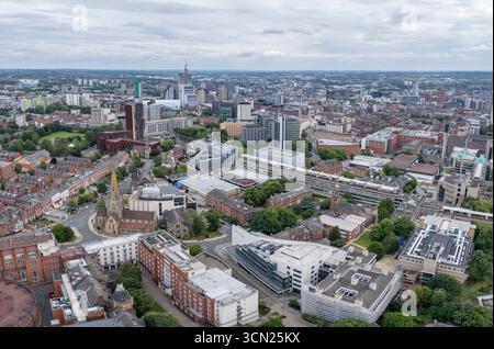 Panoramablick auf das Stadtzentrum von Leeds aus dem Nordosten (Leeds University), West Yorkshire, Großbritannien. Stockfoto