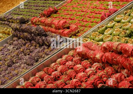 Bunte Auswahl an traditionellen türkischen Süßigkeiten auf dem Markt. Stockfoto
