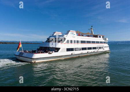 FRIEDRICHSHAVEN, DEUTSCHLAND - 6. SEPTEMBER 2025: Eine weiße Passagierfähre mit deutscher Flagge fährt auf dem Bodensee bei Friedrichshafen Stockfoto