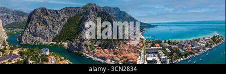 Atemberaubender Blick aus der Drohnenperspektive auf Omis, eine berühmte Piratenfestung an der atemberaubenden kroatischen Küste Stockfoto