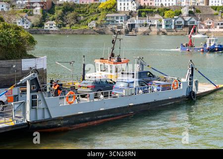 Kingswear, Devon, England, Großbritannien - 24. April 2025: Kleine Autofähre, die Fahrzeuge über den Fluss Dart von Kingswear nach Dartmouth bringt. Stockfoto