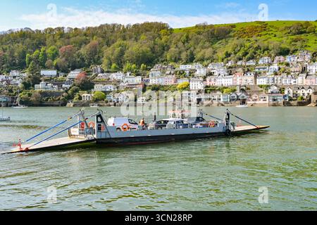 Kingswear, Devon, England, Großbritannien - 24. April 2025: Kleine Autofähre, die Fahrzeuge über den Fluss Dart von Kingswear nach Dartmouth bringt. Stockfoto