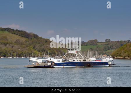 Kingswear, Devon, England, Großbritannien - 24. April 2025: Kingswear höhere Fähre mit Autos und Lieferwagen über den Fluss Dart Stockfoto