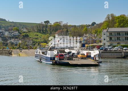 Kingswear, Devon, England, Großbritannien – 24. April 2025: Kingswear Higher Ferry verlässt die Stadt Dartmouth mit Autos und Lieferwagen, um den Fluss Dart zu überqueren Stockfoto