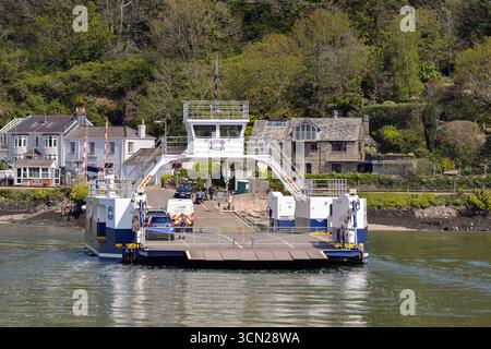 Kingswear, Devon, England, Großbritannien - 24. April 2025: Kingswear Higher Ferry mit Autos und Lieferwagen auf der Kingswear-Seite nach der Überquerung des River Dart Stockfoto