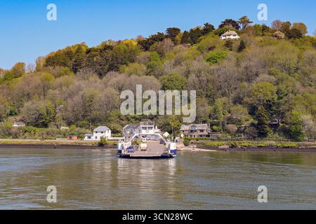 Kingswear, Devon, England, Großbritannien - 24. April 2025: Kingswear Higher Ferry mit Autos und Lieferwagen auf der Kingswear-Seite nach der Überquerung des River Dart Stockfoto