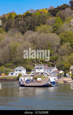 Kingswear, Devon, England, Großbritannien - 24. April 2025: Kingswear Higher Ferry mit Autos und Lieferwagen auf der Kingswear-Seite nach der Überquerung des River Dart Stockfoto